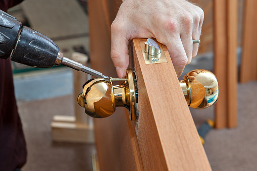 Installation Door Knob With Lock Woodworker Screwed Screw
