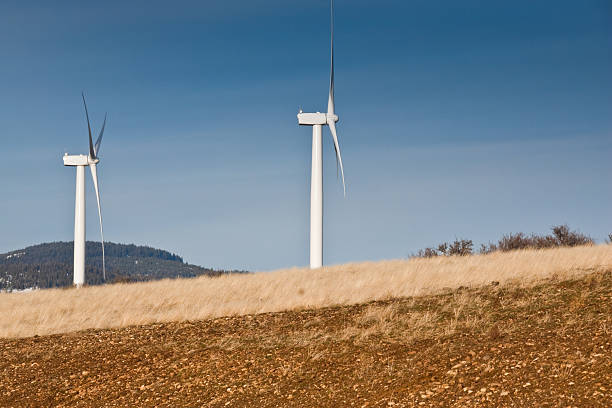 Wind Turbines on an Eastern Washington Hillside Installed wind power capacity in Washington State has grown in recent years and the state now ranks among the top ten in the nation with the most wind power installed. As of 2016, wind energy accounted for 7.1% of all energy generated in Washington State. These turbines operate in the Kittitas Valley near Ellensburg, Washington State, USA. jeff goulden environmental conservation stock pictures, royalty-free photos & images