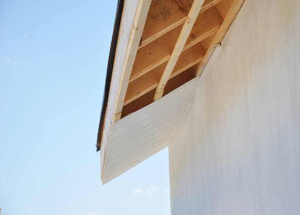 Installig eaves, soffit boards, fascias on new house roofing construction Installig eaves, soffit boards, fascias on new house roofing construction roof beam stock pictures, royalty-free photos & images