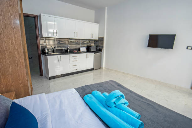 interior design of bedroom in studio apartment with kitchen - tv studio imagens e fotografias de stock