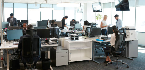 intérieur de bureau occupé à aire ouverte moderne avec un personnel - open space photos et images de collection