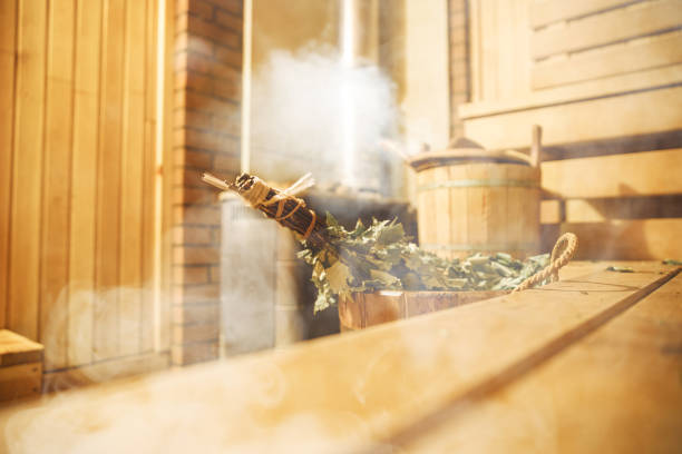 interieur van de finse sauna, klassieke houten sauna, relax in hete sauna - finland stockfoto's en -beelden