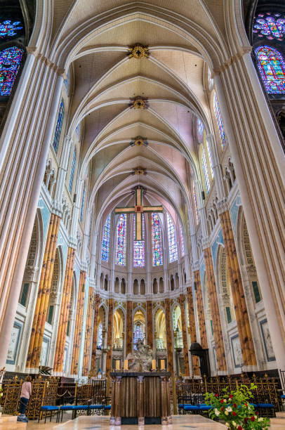 フランスのシャルトルの聖母の大聖堂の内部 - シャルトル ストックフォトと画像