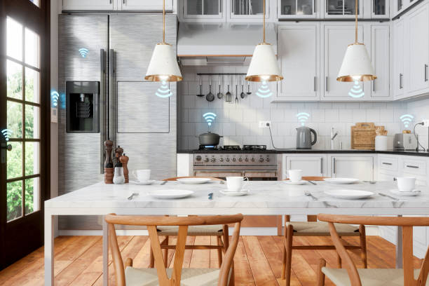 innenraum der weißen küche und intelligente fernbedienung mit app-icons verbunden home electronics geräte. - smart home stock-fotos und bilder