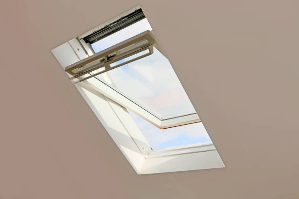 innenaufnahme eines dachfensters bzw. oberlichts - dachfenster stock-fotos und bilder