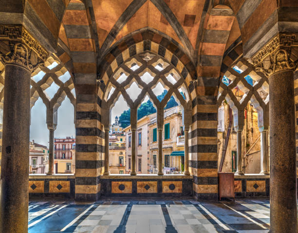 vista interna della cattedrale di amalfi - amalfi foto e immagini stock