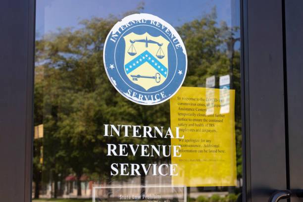 Internal Revenue Service office. The IRS has closed many Taxpayer Assistance Centers due to COVID-19. Terre Haute - Circa May 2020: Internal Revenue Service office. The IRS has closed many Taxpayer Assistance Centers due to COVID-19. irs stock pictures, royalty-free photos & images