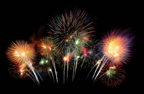 geceleri uluslararası havai fişek festivali gösterisi. tatil kutlama siyah üzerinde izole renkli havai fişek çeşitliliği. mutlu yeni yıl background. - fireworks stok fotoğraflar ve resimler