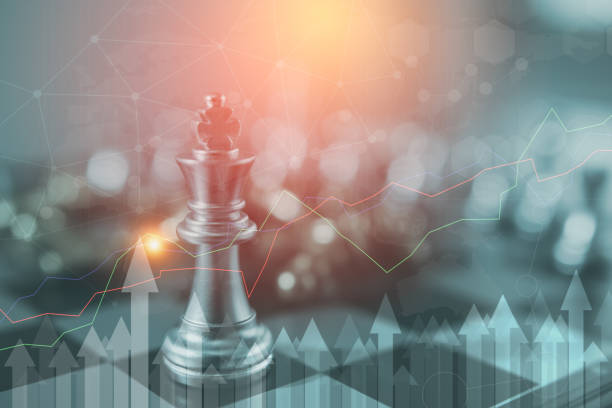 investeringen leiderschap concept: de koning schaak stuk met schaken anderen in de buurt gaan omlaag van zwevende bordspel concept van bedrijfsideeën en concurrentie en strategie plan succes betekenis, - schaken stockfoto's en -beelden