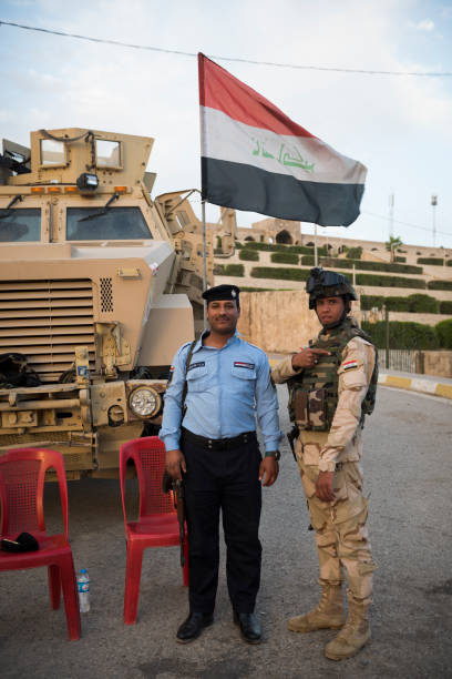 伊拉克摩蘇爾的伊拉克員警和軍隊 - 防地雷反伏擊車 個照片及圖片檔