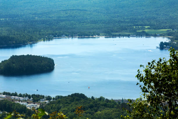 островной пруд виден со смотровой площадки блафф-маунтин в вермонте. - brighton стоковые фото и изображения