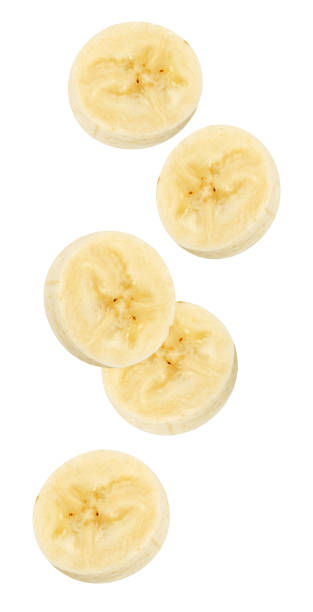 isolierte fliegende banane. geschälte fallenden bananenscheiben isoliert auf weiss, mit beschneidungspfad - banane stock-fotos und bilder