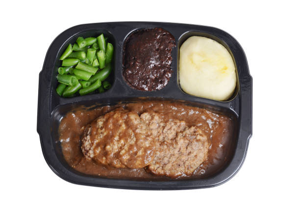 isolato salisbury bistecca cena tv con brownie - cibo pronto foto e immagini stock