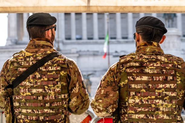 überwachung der italienischen armee in rom, italien. - italienisches militär stock-fotos und bilder