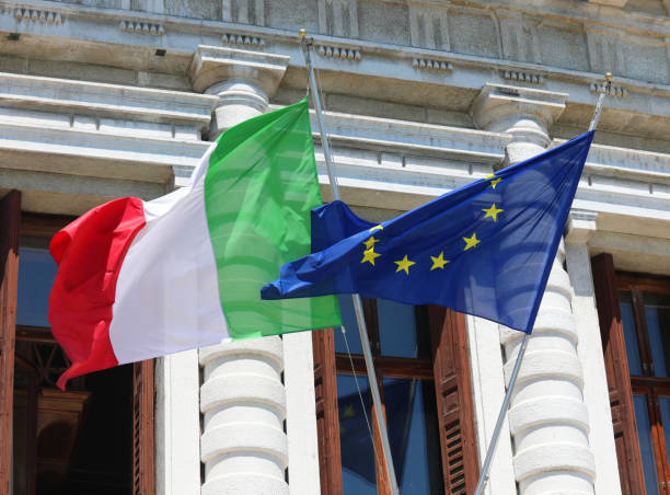 bandiera italiana e bandiera europea - bologna roma foto e immagini stock