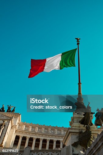 istock Italian flag hanging 652191622