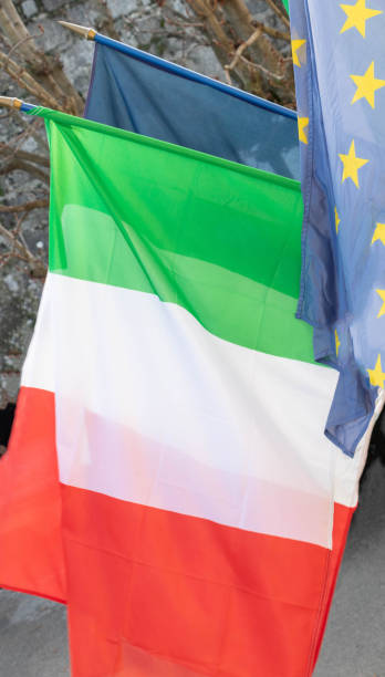 bandiera italiana, circondata da 2 bandiere europee - pride milano foto e immagini stock
