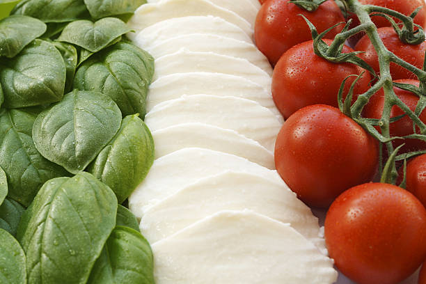 bandiera italiana-insalata caprese tricolore - mozzarella foto e immagini stock