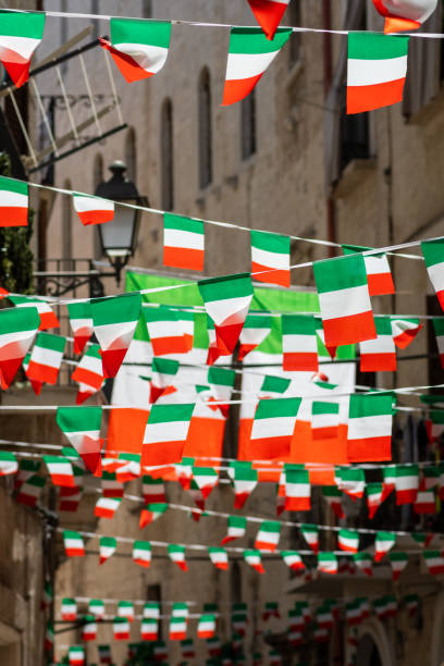 bandiere e gagliardetti italiani in una stradina della città vecchia - elezioni italia foto e immagini stock