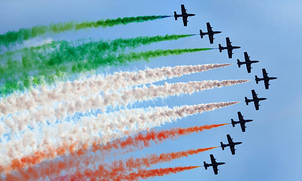 italienische fliegen-team in aktion - italienisches militär stock-fotos und bilder