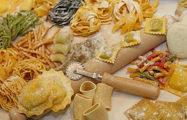 italiano pasta fresca al ristorante - bologna roma foto e immagini stock