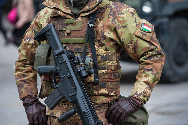 italienisches militär und armee einheitliche und maschinenpistole pistole - italienisches militär stock-fotos und bilder