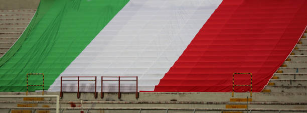 bandiera nazionale italiana con il tricolore bianco rosso verde sulla e - pride milano foto e immagini stock