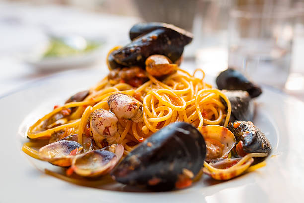 italian pasta with seafood and herbs - tallrik med fisk bildbanksfoton och bilder
