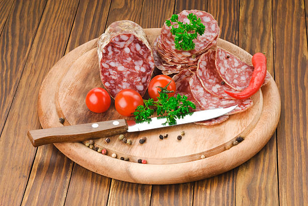 italiana con salame con coltello - milan spezia foto e immagini stock