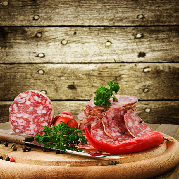 italiana con salame con coltello - milan spezia foto e immagini stock