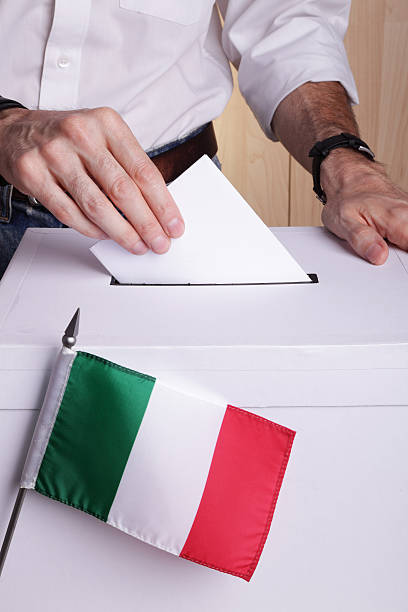 gli italiani a votare - elezioni italia foto e immagini stock