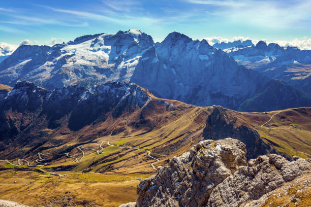 италия. альпийская дорога - серпантин - marmolada стоковые фото и изображения