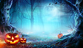 Jack O' Laternen in gruseligen Wald bei Mondschein - Halloween