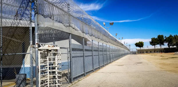 jailhouse cielo blu - forced perspective foto e immagini stock