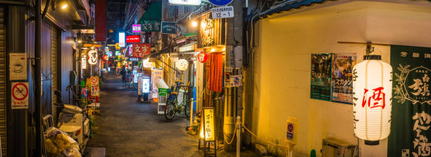 日本の静かな路地バーレストランネオンナイトパノラマ道頓堀大阪 - 下町 ストックフォトと画像