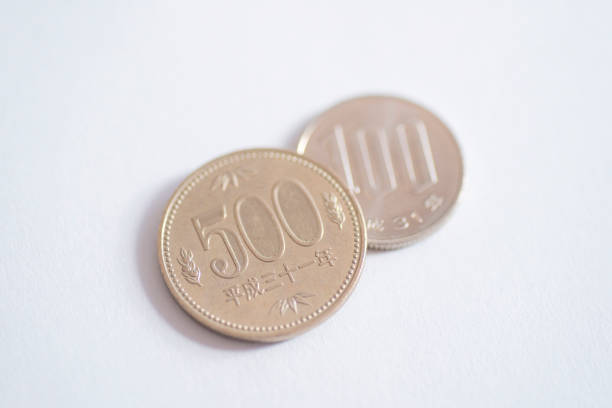 ●日本の500円と100円硬貨(100円)(11歳) - 平成 ストックフォトと画像