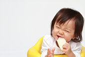 日本の赤ちゃん女の子食べる煎餅