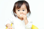 日本の赤ちゃん女の子食べる煎餅