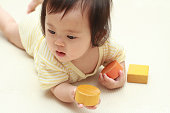 日本の赤ちゃん女の子と遊ぶブロック
