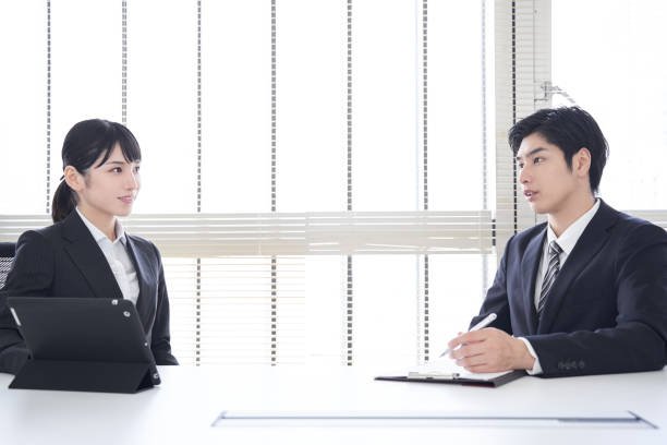 会議室での社会的距離について語る日本人ビジネスマン - インタビュー　日本人 ストックフォトと画像