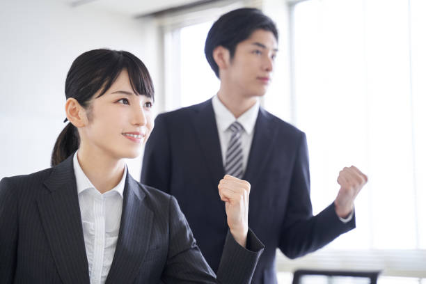 日本のビジネスマンは、オフィスで目標を達成するためにやる気を持っています。 - 原動力 ストックフォトと画像