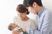 赤ちゃんと遊ぶ日本のカップル