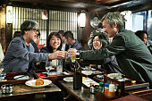 日本のカップルが東京寿司バーとレストランで乾杯