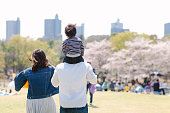 春の楽しい日本の家族
