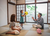 日本の家族の居間で風船で遊ぶ