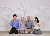 日本の家族、煎餅ます。