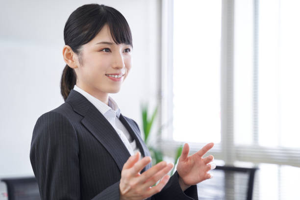 オフィスで発表する日本人女性ビジネスウーマン - インタビュー　日本人 ストックフォトと画像
