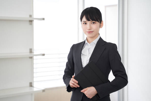 家を見せる日本の女性不動産販売員 - スーツ ストックフォトと画像