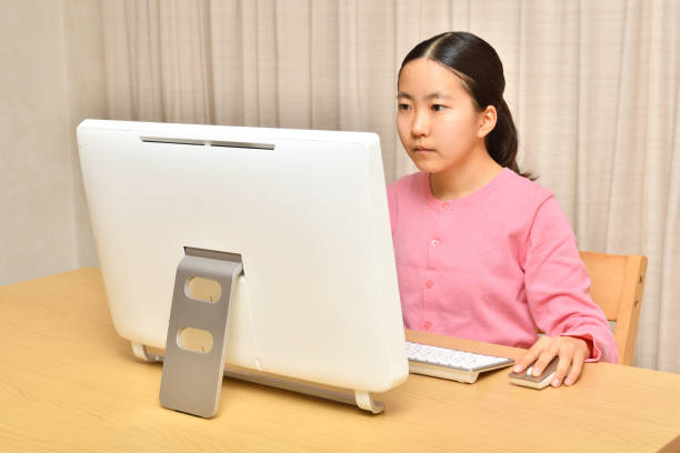 japanese-girl-operating-personal-computer-in-the-living-room-picture-id1387583925?k=20&m=1387583925&s=612x612&w=0&h=4Afe0EaZYoTIwKu-cBn_C_GU1LiDHdQrtNIGT896nD0=