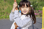 日本の女の子(5歳)は飛ぶキツネと遊ぶ